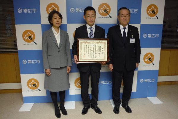 帯広市八千代公共育成牧場で桜の苗木を植樹しました