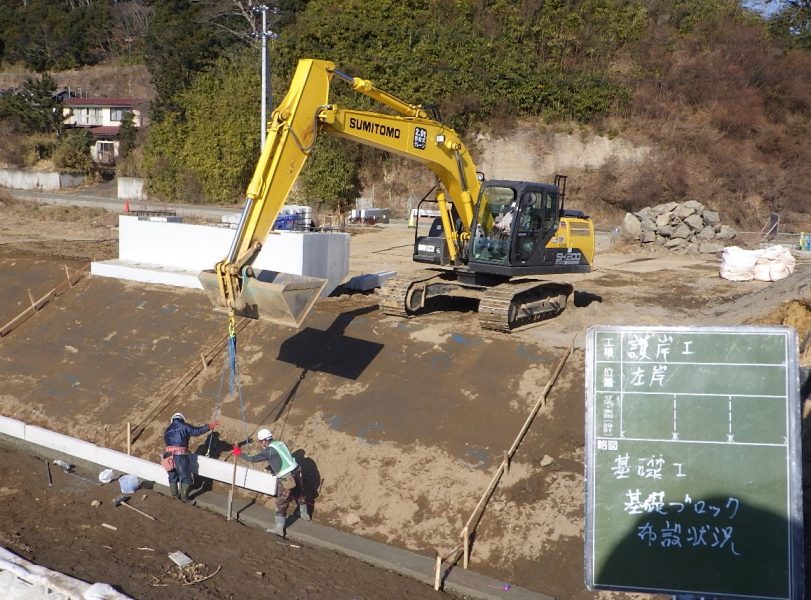 護岸工・基礎ブロック布設（左岸）