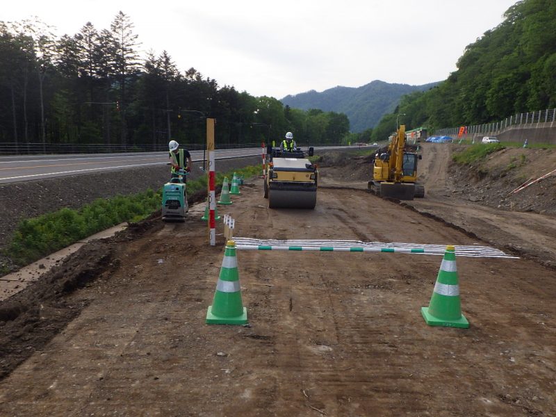 落石防護土堤工（盛土転圧作業）