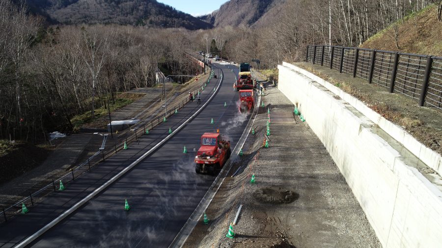 舗装工　表層敷均し状況