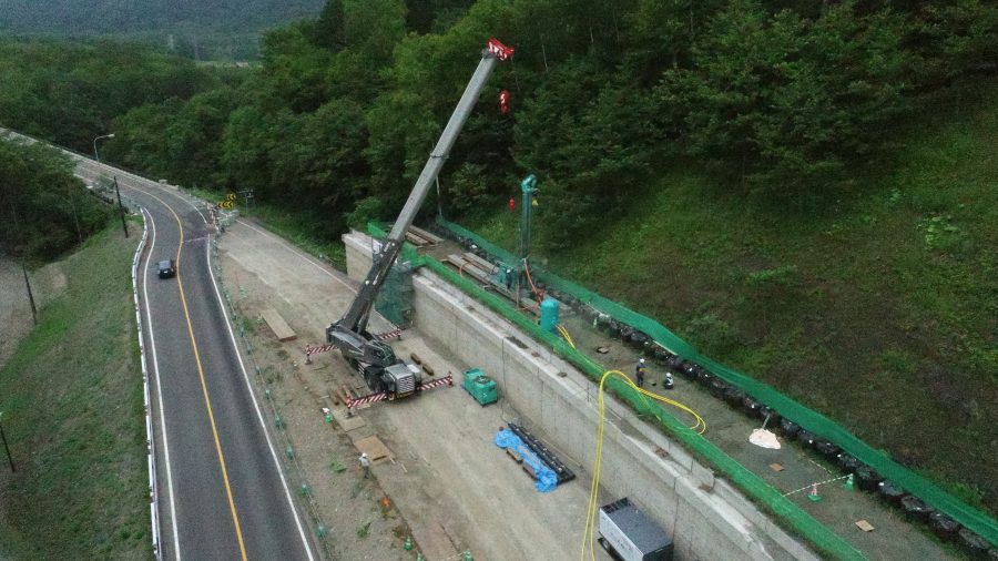 雪崩・落石防護柵工（落石防護柵支柱部削孔状況(ﾀﾞｳﾝｻﾞﾎｰﾙﾊﾝﾏｰ工法)）