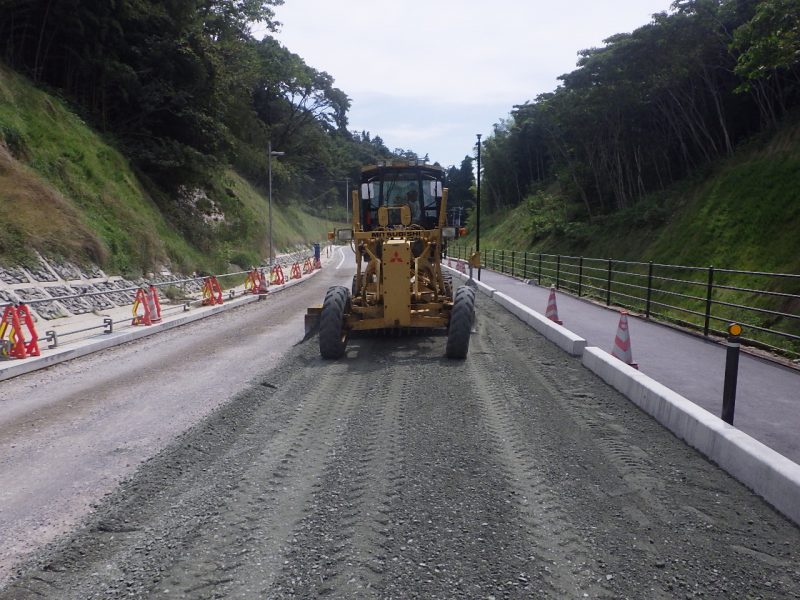 施行中（舗装工・上層路盤敷均し）