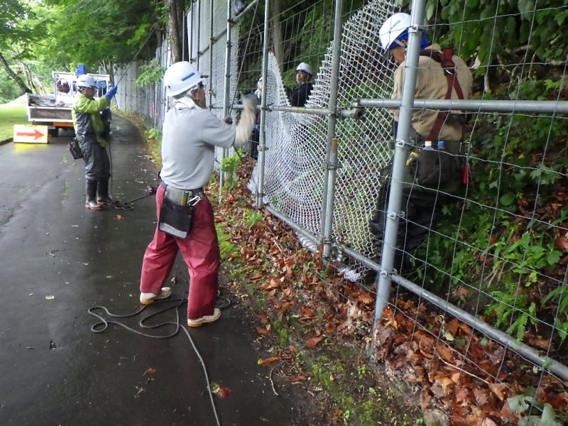 施工中　仮設工　防護柵組立